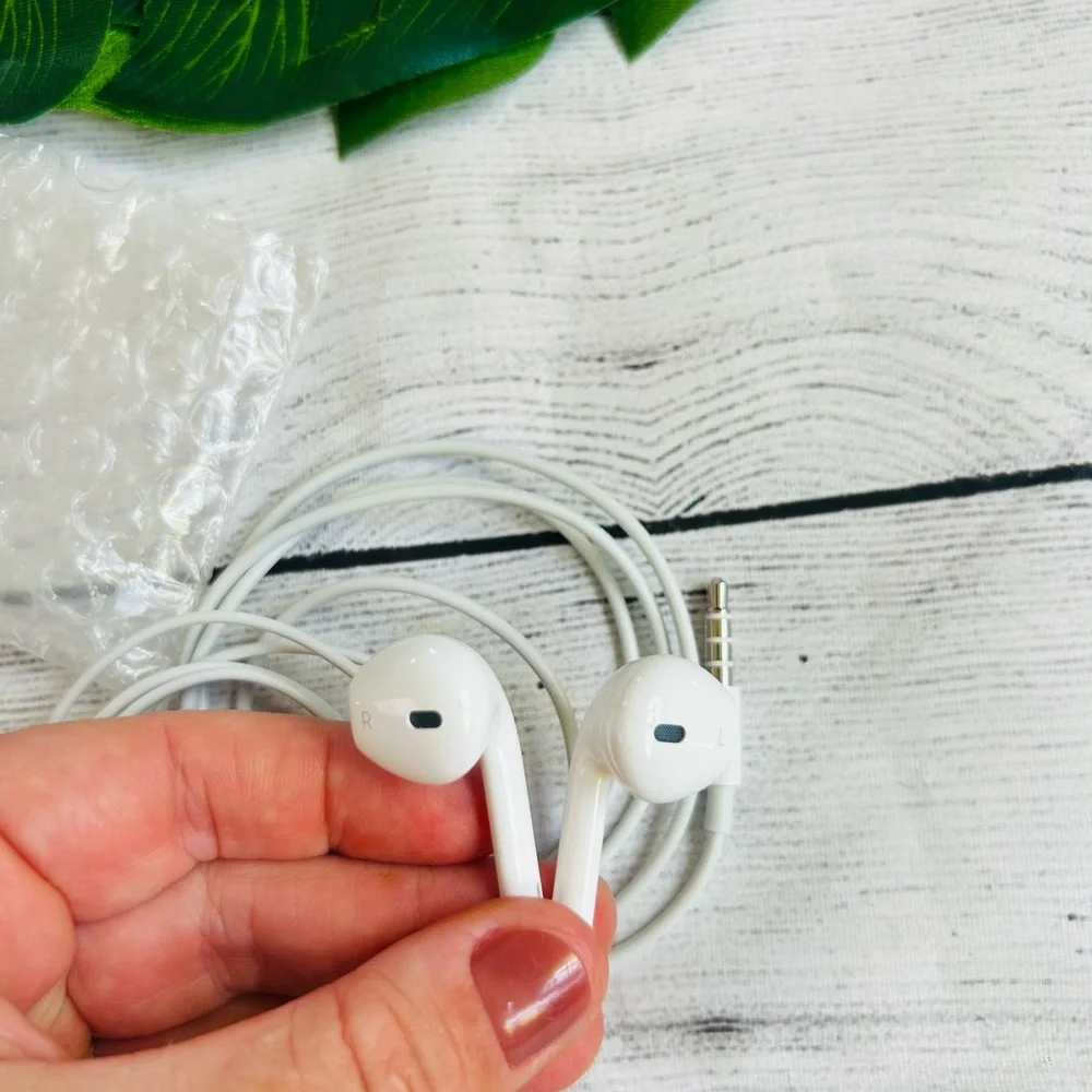 Apple iPhone White Wired Earphones NWOT